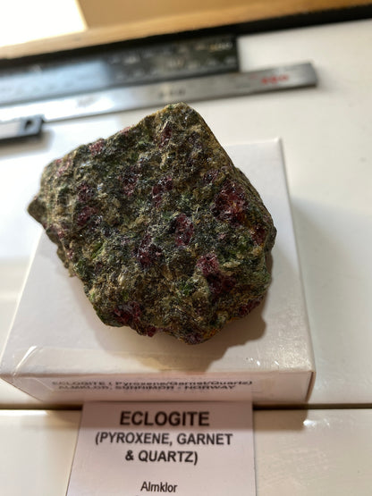 GARNETV RICH ECLOGITE : ALMKLOR, SUNNIMAR, NORWAY. 158g. MF5167