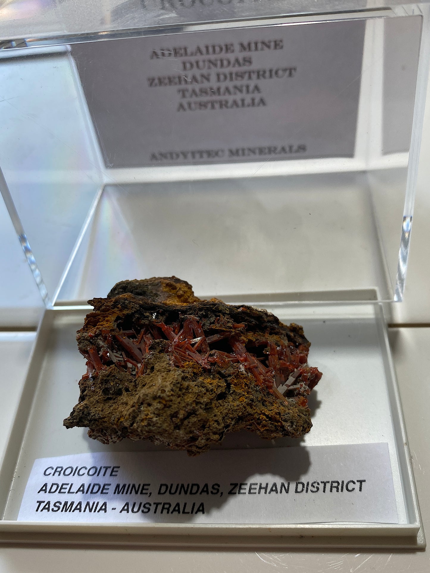 CROCOITE : ADELAIDE MINE, TASMANIA, AUSTRALIA. 37g. MF5172