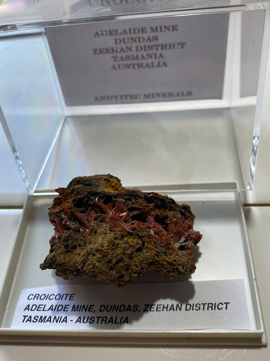 CROCOITE : ADELAIDE MINE, TASMANIA, AUSTRALIA. 37g. MF5172