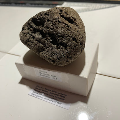 PUMICE VOLCANIC EJECTA : ISCHIA ISLAND, NAPLES, ITALY. 34g MF4530