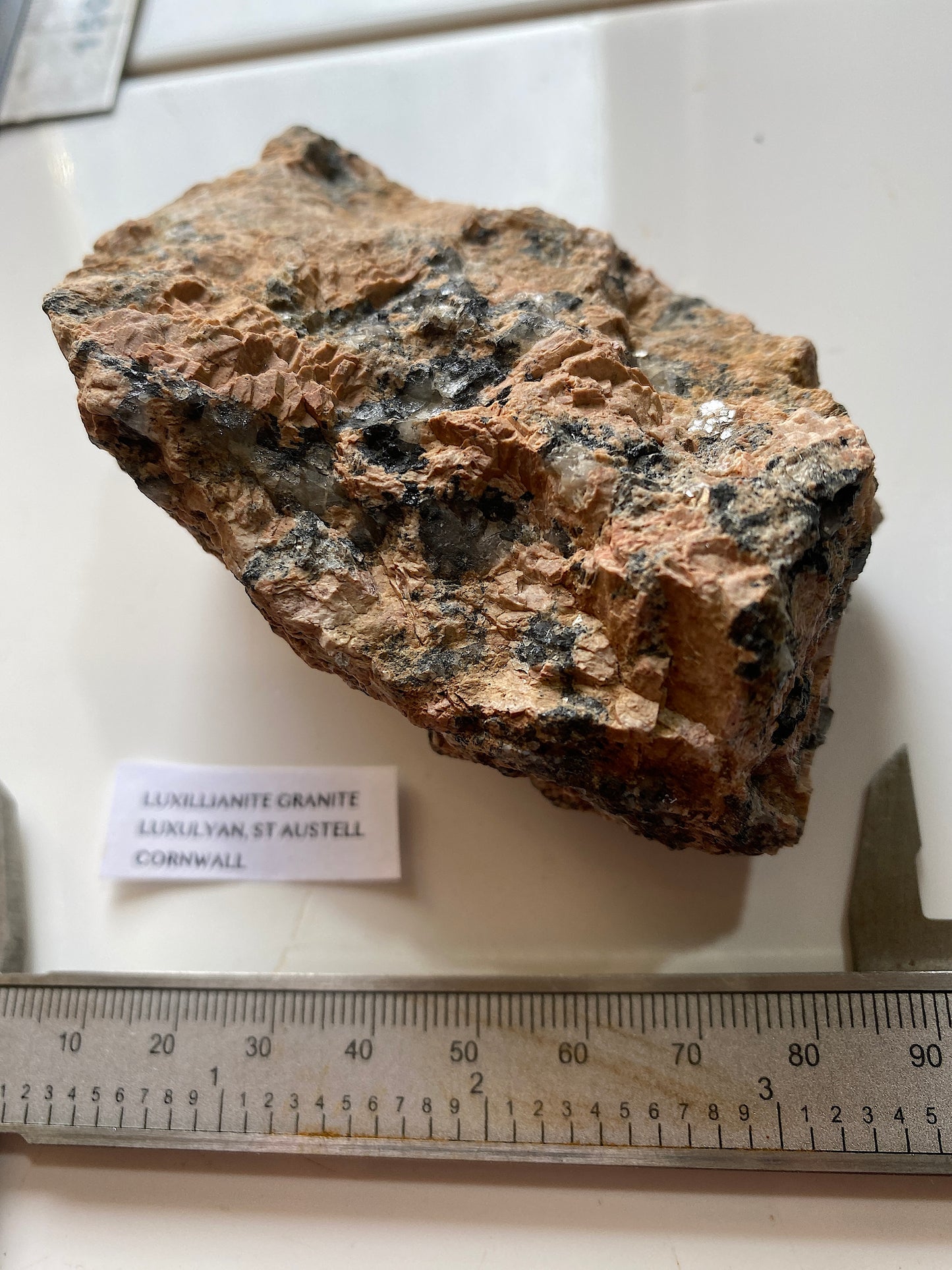 LUXULLIANITE GRANITE : LUXULYAN, ST AUSTALL, CORNWALLK. 108g MF5177
