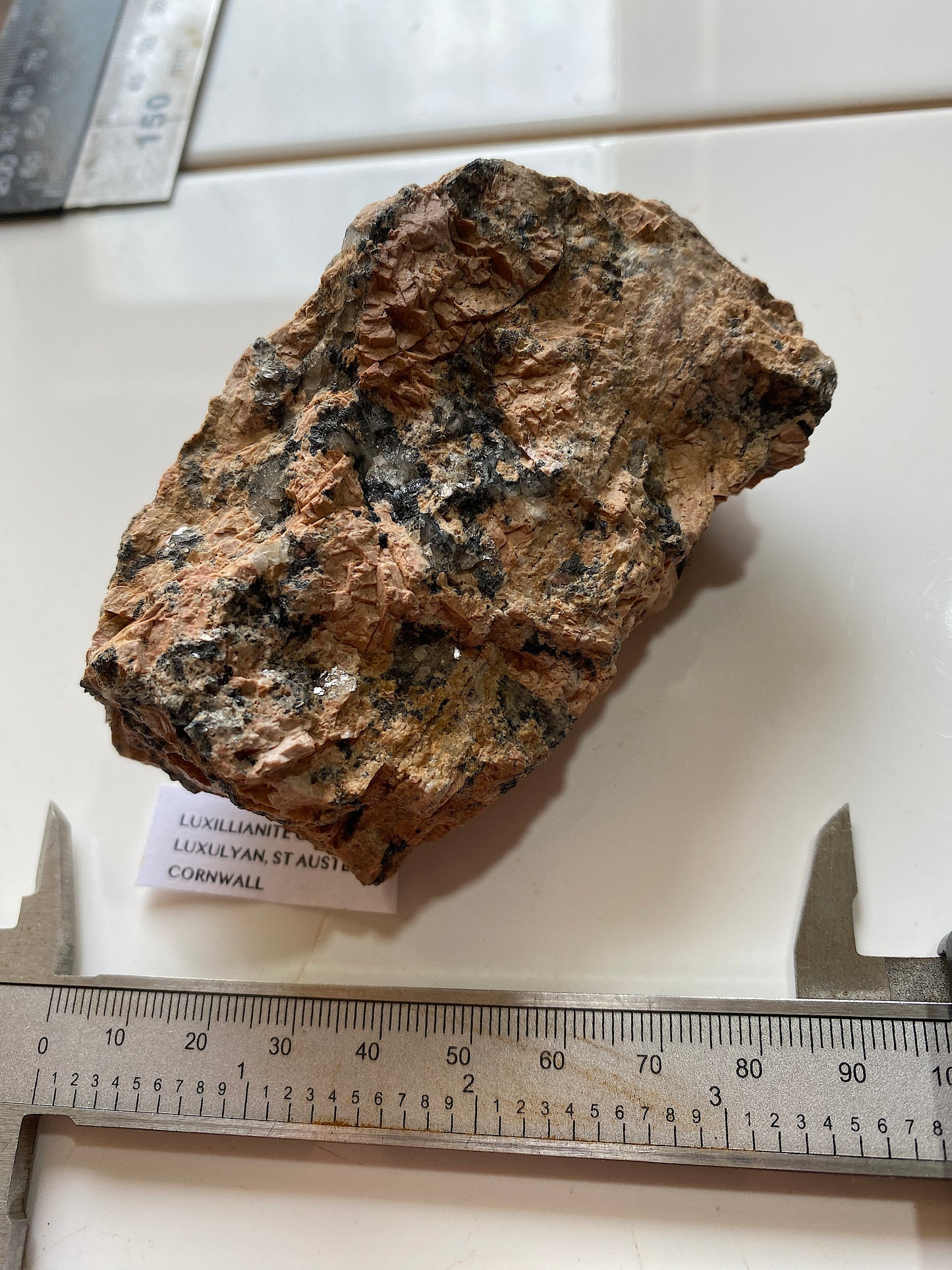 LUXULLIANITE GRANITE : LUXULYAN, ST AUSTALL, CORNWALLK. 108g MF5177