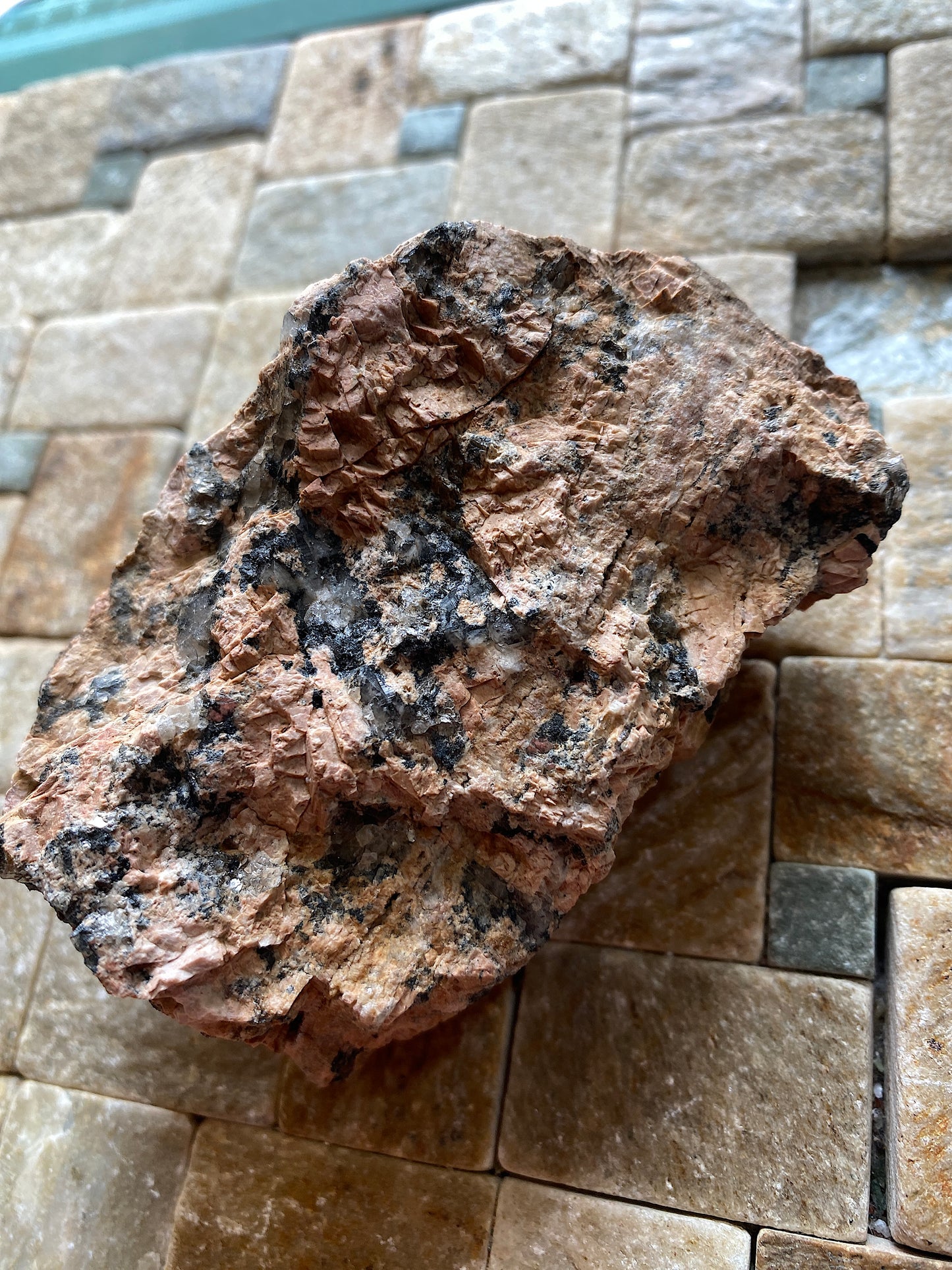 LUXULLIANITE GRANITE : LUXULYAN, ST AUSTALL, CORNWALLK. 108g MF5177