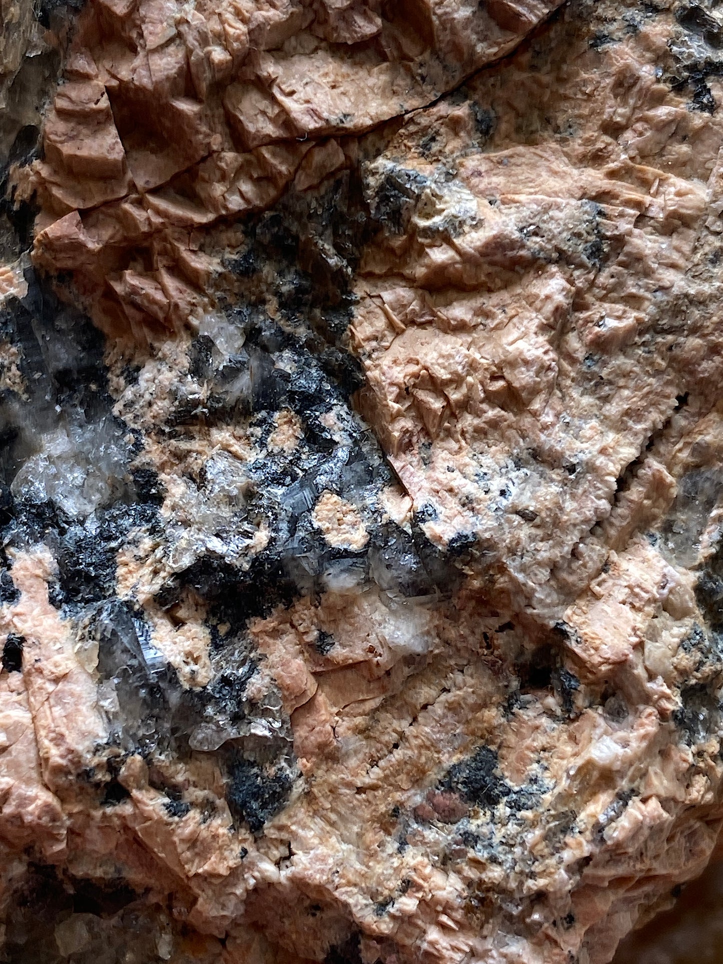 LUXULLIANITE GRANITE : LUXULYAN, ST AUSTALL, CORNWALLK. 108g MF5177