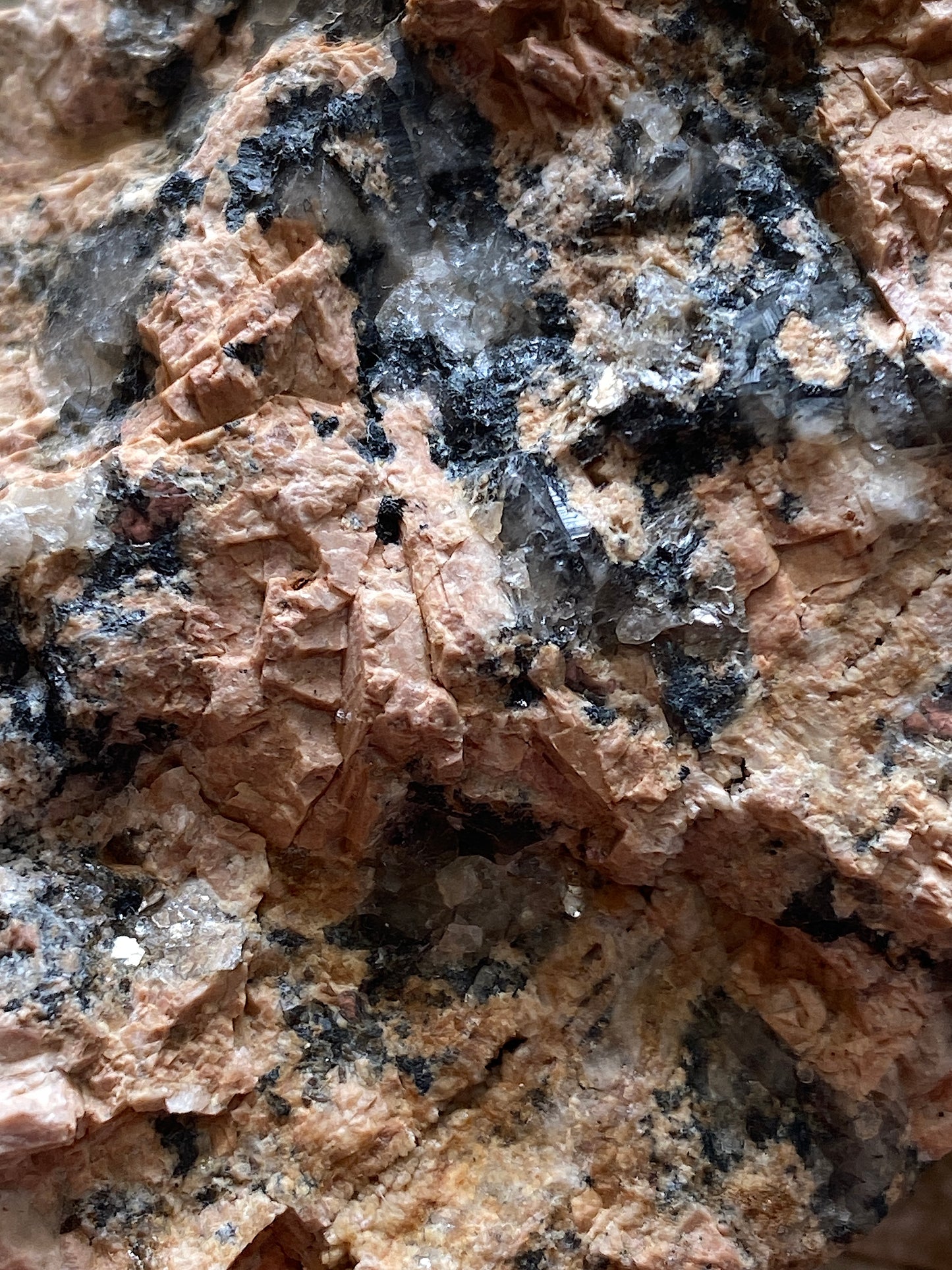 LUXULLIANITE GRANITE : LUXULYAN, ST AUSTALL, CORNWALLK. 108g MF5177