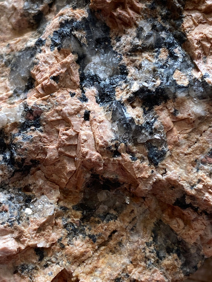 LUXULLIANITE GRANITE : LUXULYAN, ST AUSTALL, CORNWALLK. 108g MF5177