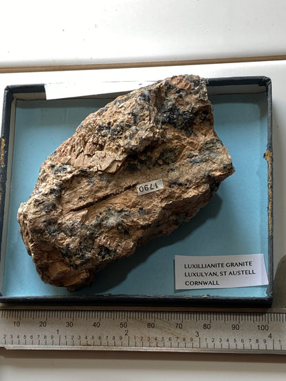 LUXULLIANITE GRANITE : LUXULYAN, ST AUSTALL, CORNWALLK. 108g MF5177