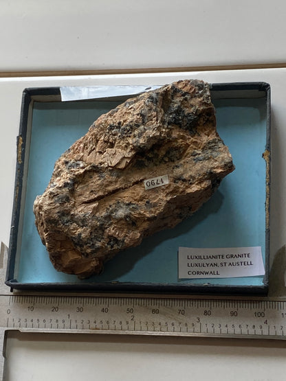 LUXULLIANITE GRANITE : LUXULYAN, ST AUSTALL, CORNWALLK. 108g MF5177