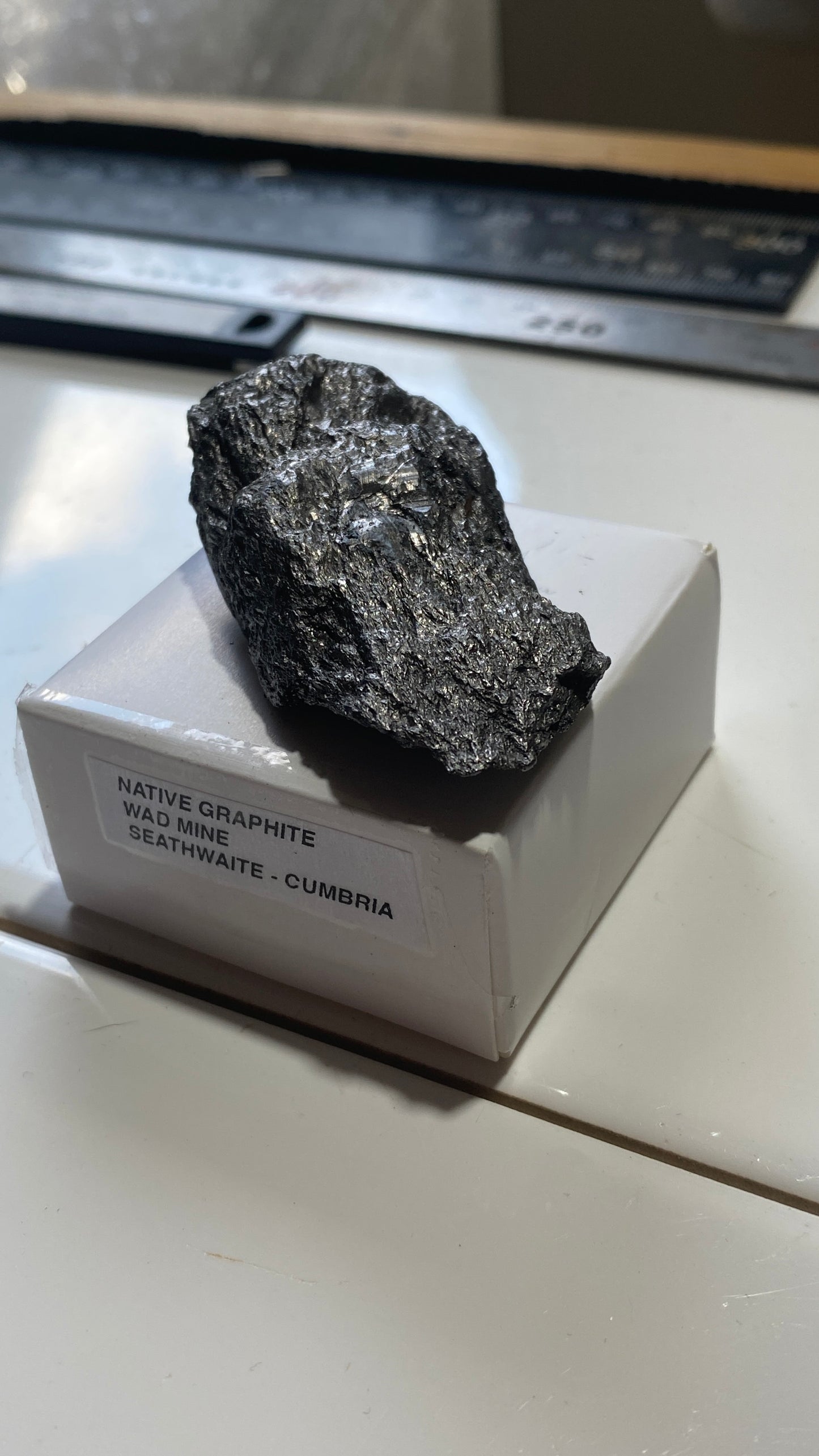 NATIVE GRAPHITE : WAD MINE, SEATHWAITE, BORROWDALE, CUMBRIA  28g MF5187