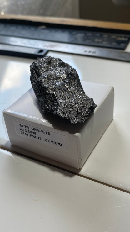 NATIVE GRAPHITE : WAD MINE, SEATHWAITE, BORROWDALE, CUMBRIA  28g MF5187