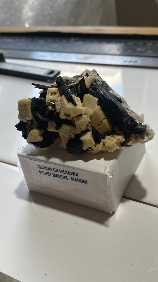 AEGIRINE ON FELDSPAR : MOUNT MALOSA, ZOMBA, MALAWI, AFRICA  73g MF5188