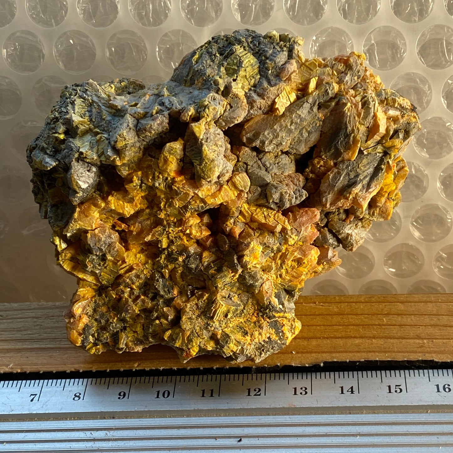 ORPIMENT FROM JIEPAIYU MINE, HUNAN, CHINA. 253g MF1350