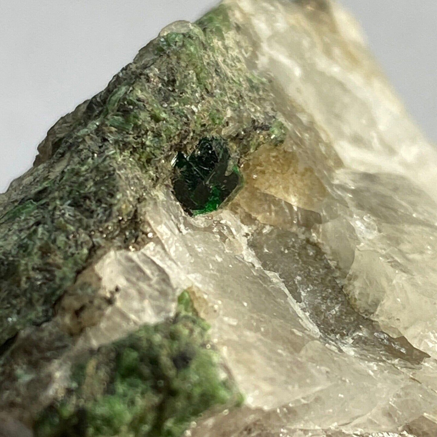 DIOPTASE ON QUARTZ FROM ALTYN-TYUBE, KAZAKHSTAN. 113g MF1391