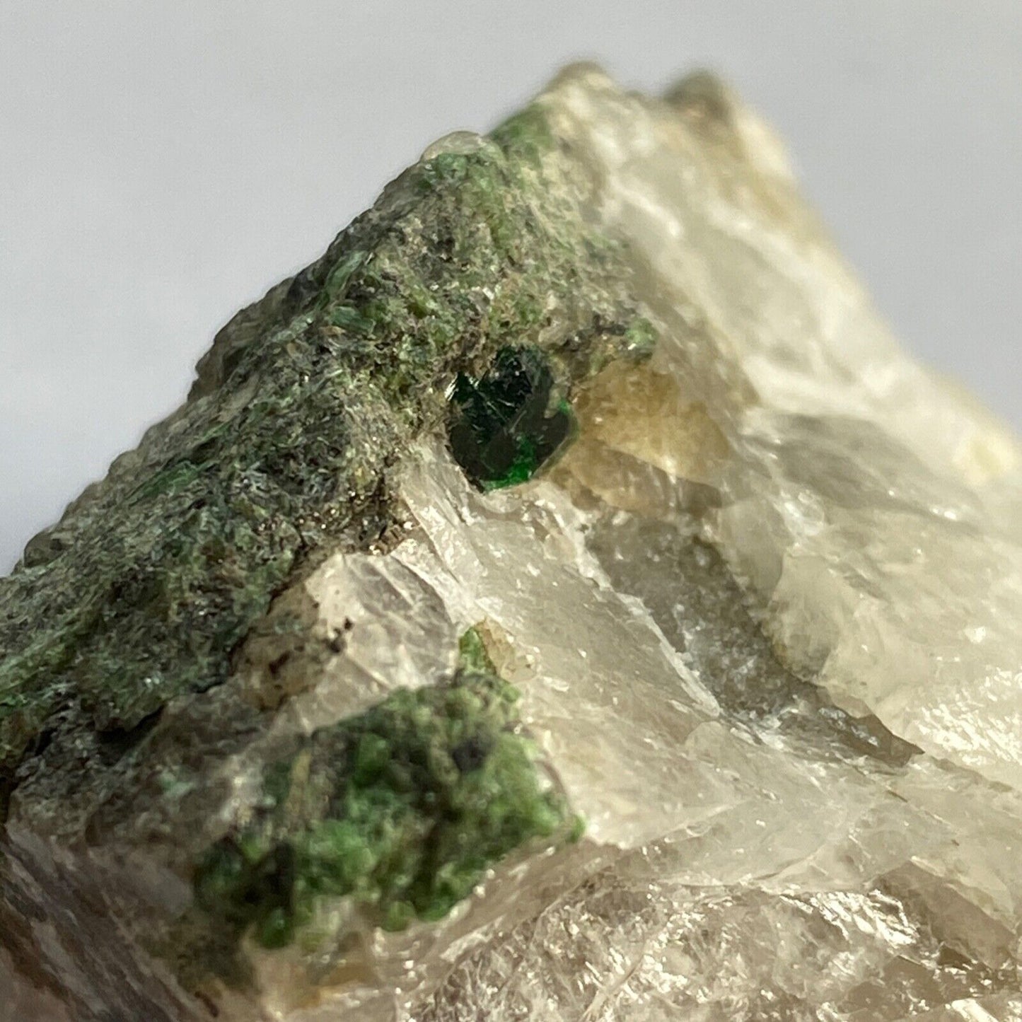 DIOPTASE ON QUARTZ FROM ALTYN-TYUBE, KAZAKHSTAN. 113g MF1391