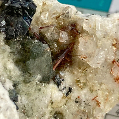 HEMATITE/RUTILE ET AUTRES MINÉRALISATIONS INTÉRESSANTES DE SKARDU 263g MF1610