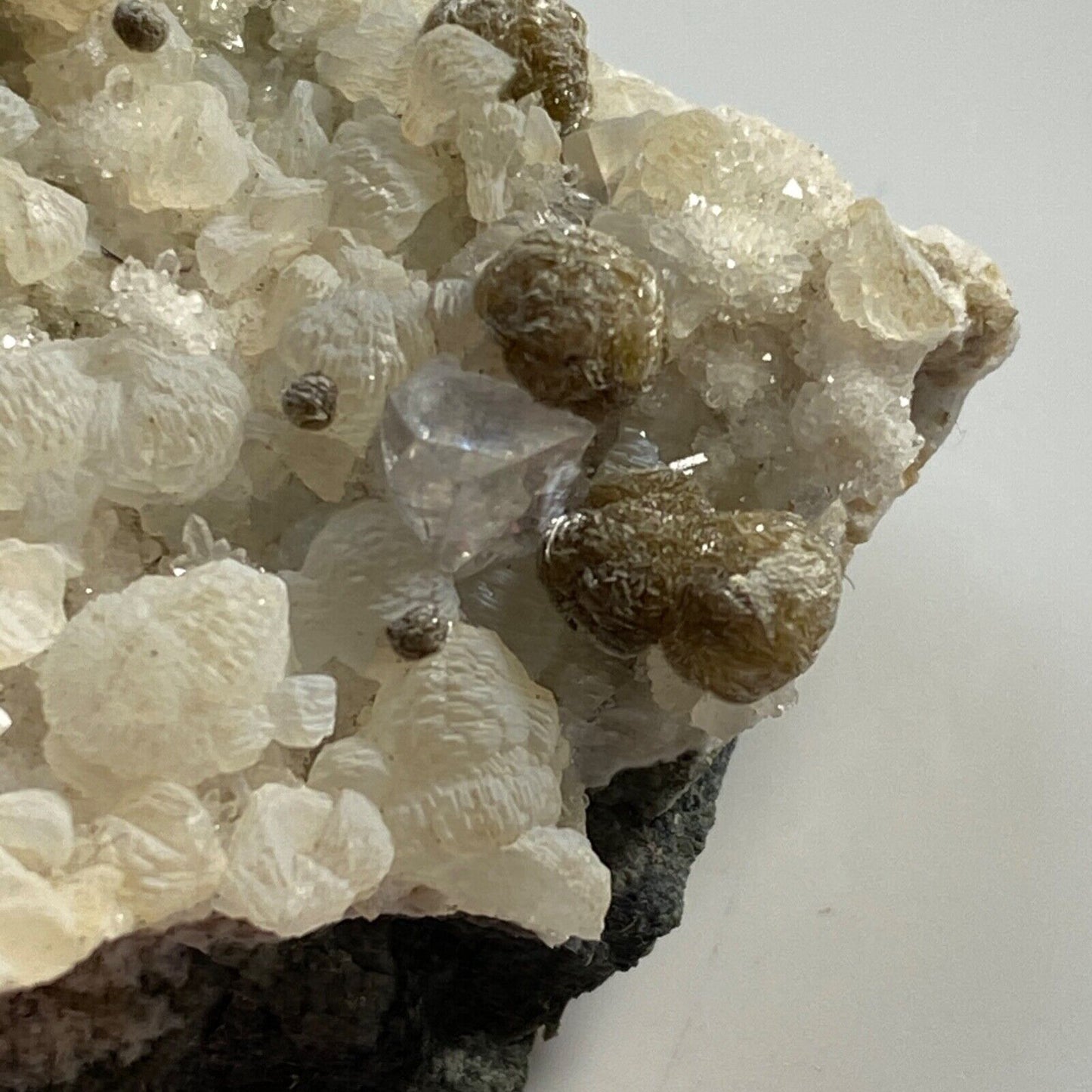 GYROLITE/OKENITE/CALCITE ETC FROM MAHARASHTRA, INDIA 31g MF811