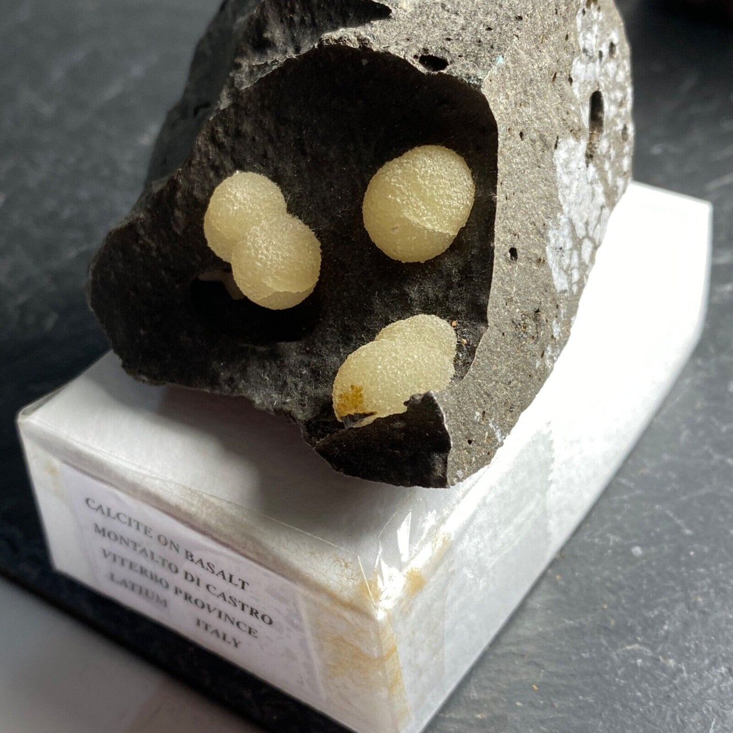 CALCITE SUR BASALTE SPÉCIMEN INHABITUEL D'ITALIE 180g MF1152