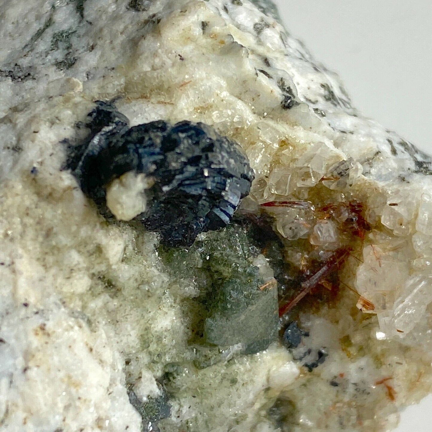 HEMATITE/RUTILE ET AUTRES MINÉRALISATIONS INTÉRESSANTES DE SKARDU 263g MF1610