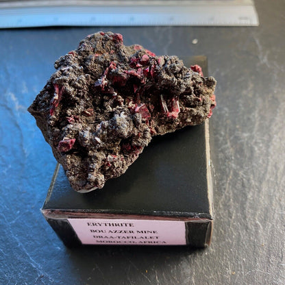 ERYTHRITE SUR MATRICE DE LA MINE DE BOU AZZER, MAROC 117g MF1005