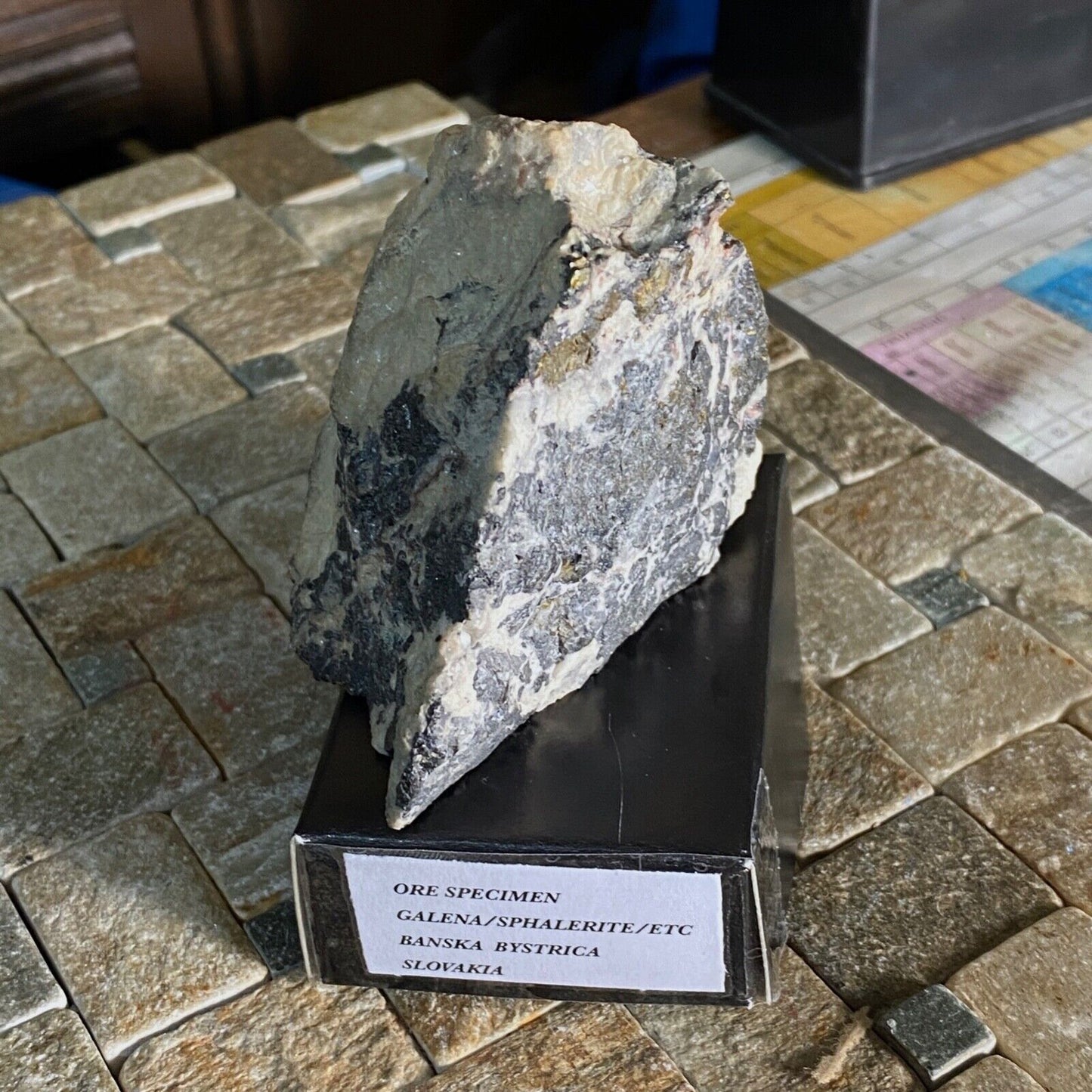 GALÈNE/SPHALERITE ETC DE BANSKA BYSTRICA, SLOVAQUIE. 350g MF982