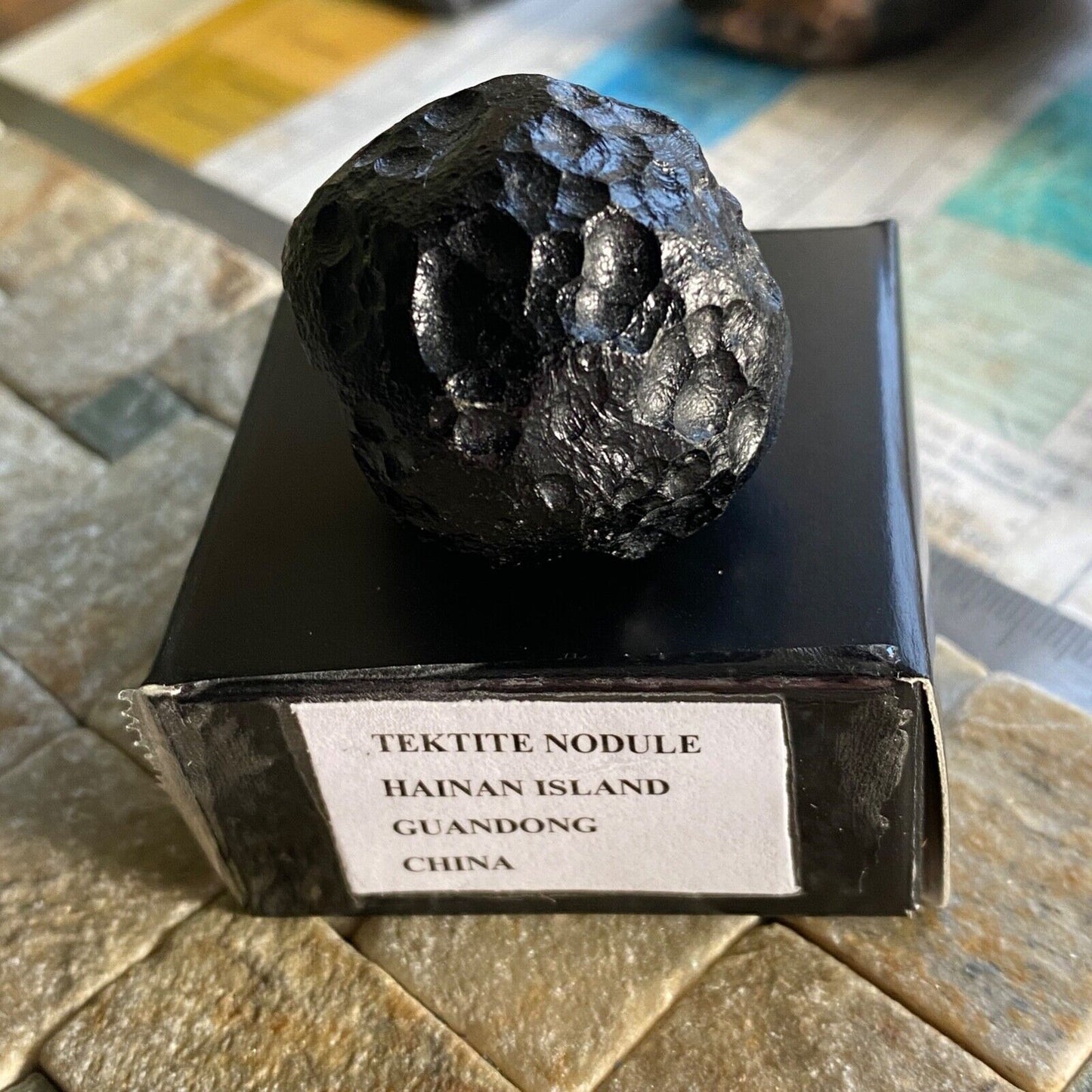 NODULE DE TEKTITE DE L'ÎLE DE HAINAN, CHINE 38g MF1034