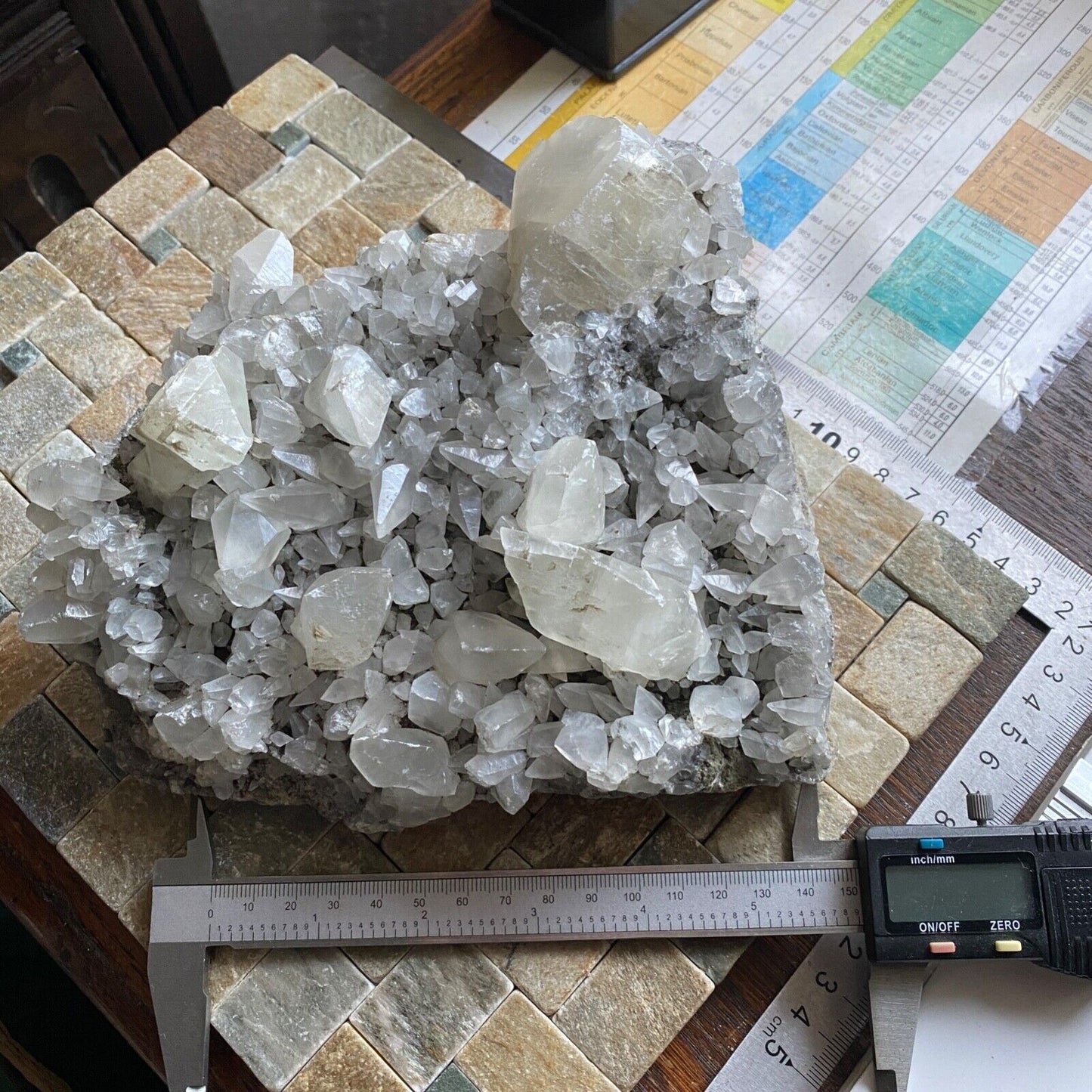 ASSEMBLAGE DE CRISTAL DE CALCITE ÉCHANTILLON IMPRESSIONNANT DE TAFF WELLS LOURD 1650g MF752