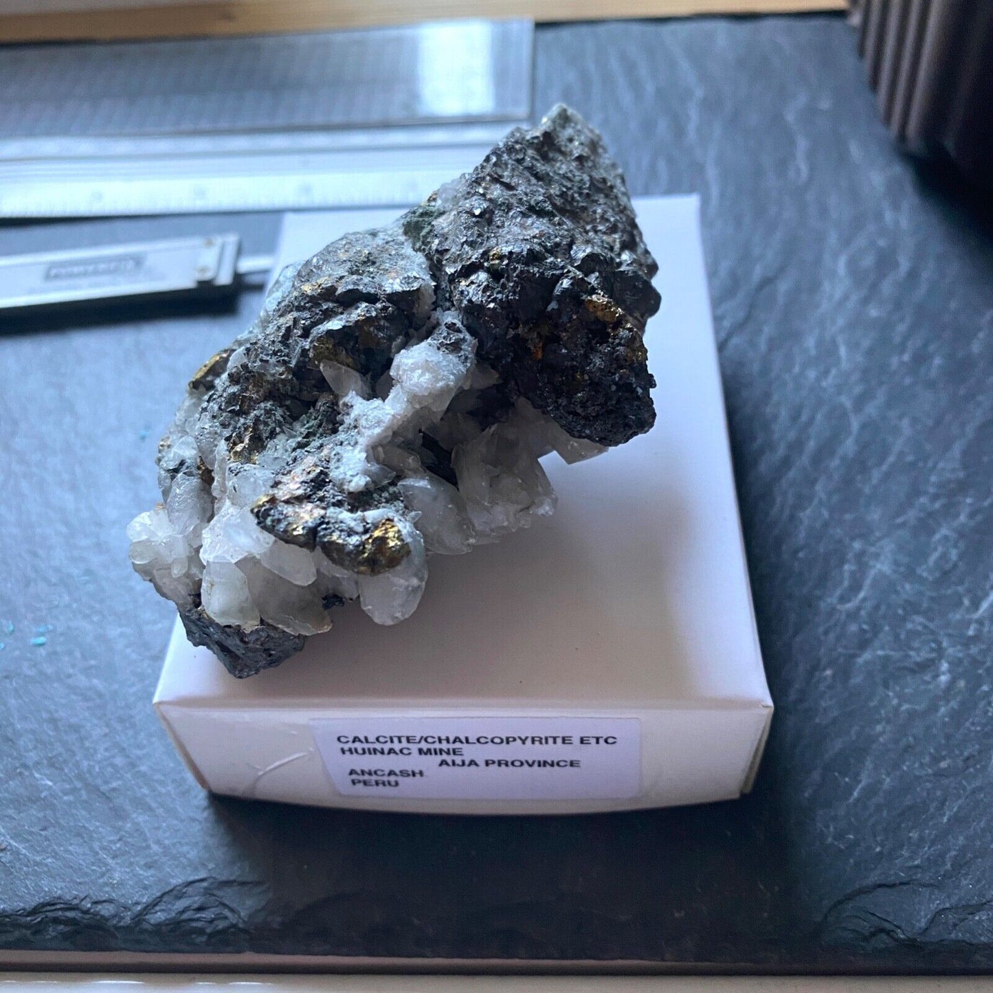 ÉCHANTILLON MULTI-MINÉRAUX RARE DE LA MINE HUINAC, PÉROU 175g MF1175