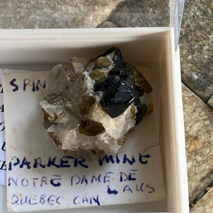 MUESTRAS RARAS DE ESPINEL/OLIVINA DE LA MINA PARKER, QUEBEC, CANADÁ. 5g MF1148