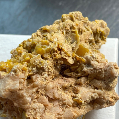 WULFENITE MULTIPLE CRYSTALS ON DOLOMITE MATRIX FROM MOROCCO 114g MF1162