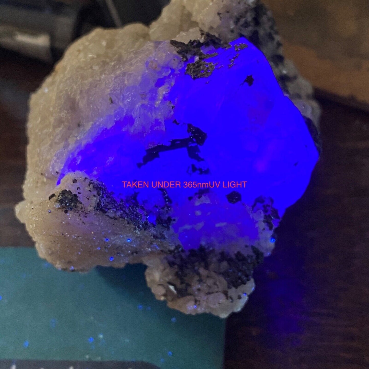 FLUORITE AVEC PYROBITUME/CARBONE RARE DE LA MINE EMILIO, ESPAGNE 154 g MF1334