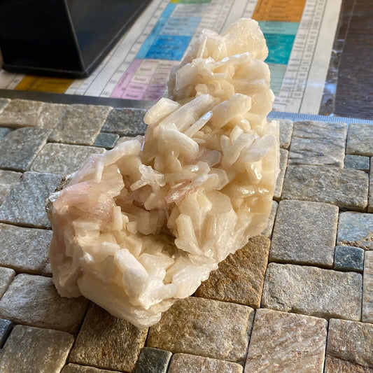 STILBITE MAGNIFIQUE SPÉCIMEN DU MAHARASHTRA, INDE 272 g MF