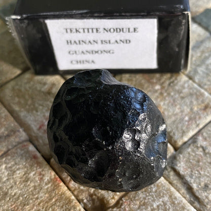 NODULE DE TEKTITE DE L'ÎLE DE HAINAN, CHINE 38g MF1034