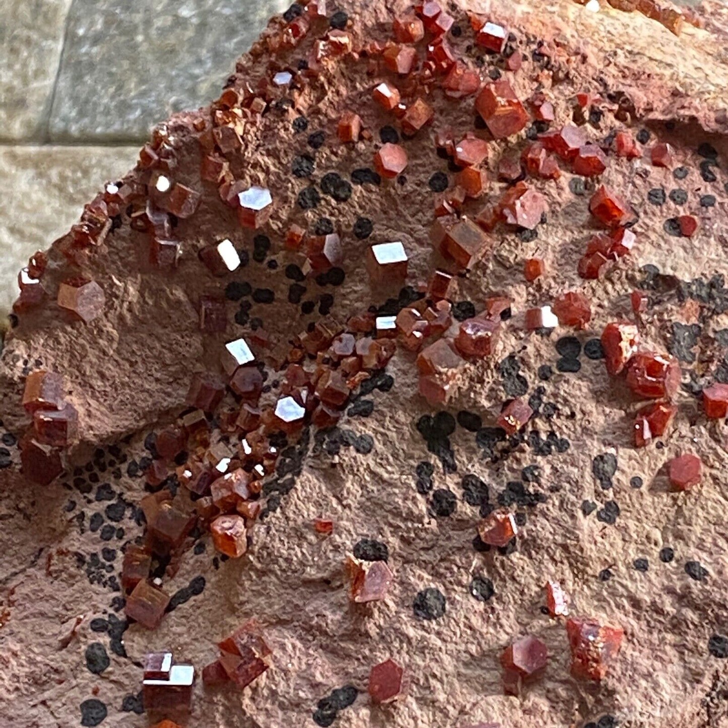 VANADINITE SUR MATRICE DU MAROC SUBSTANTIEL 675g MF359