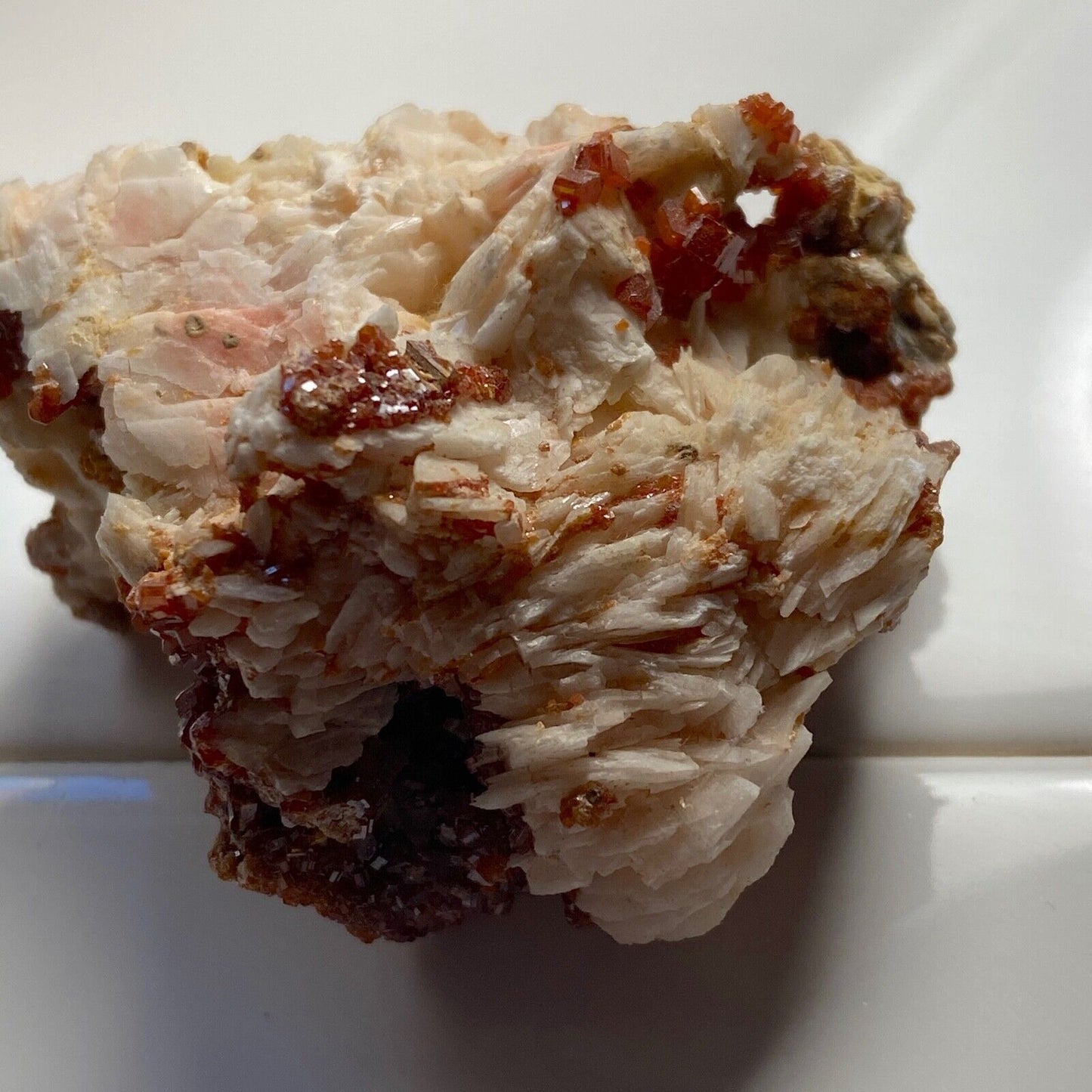 VANADINITE AVEC BARYTINE DU MAROC BEAU SPECIMEN 96g MF6827