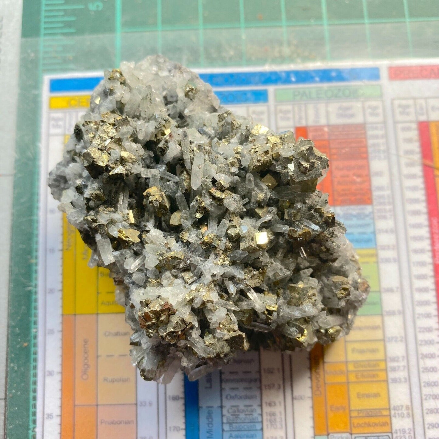 ENSAMBLAJE DE CRISTAL DE PIRITA Y CUARZO DEL PERÚ 107g MF6149