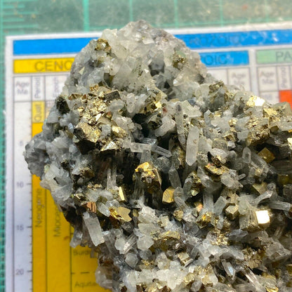 ASSEMBLAGE DE CRISTAL DE PYRITE ET DE QUARTZ DU PÉROU 107g MF6149