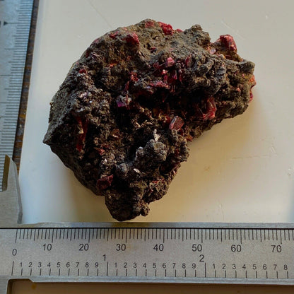 ERYTHRITE SUR MATRICE DE LA MINE DE BOU AZZER, MAROC 117g MF1005