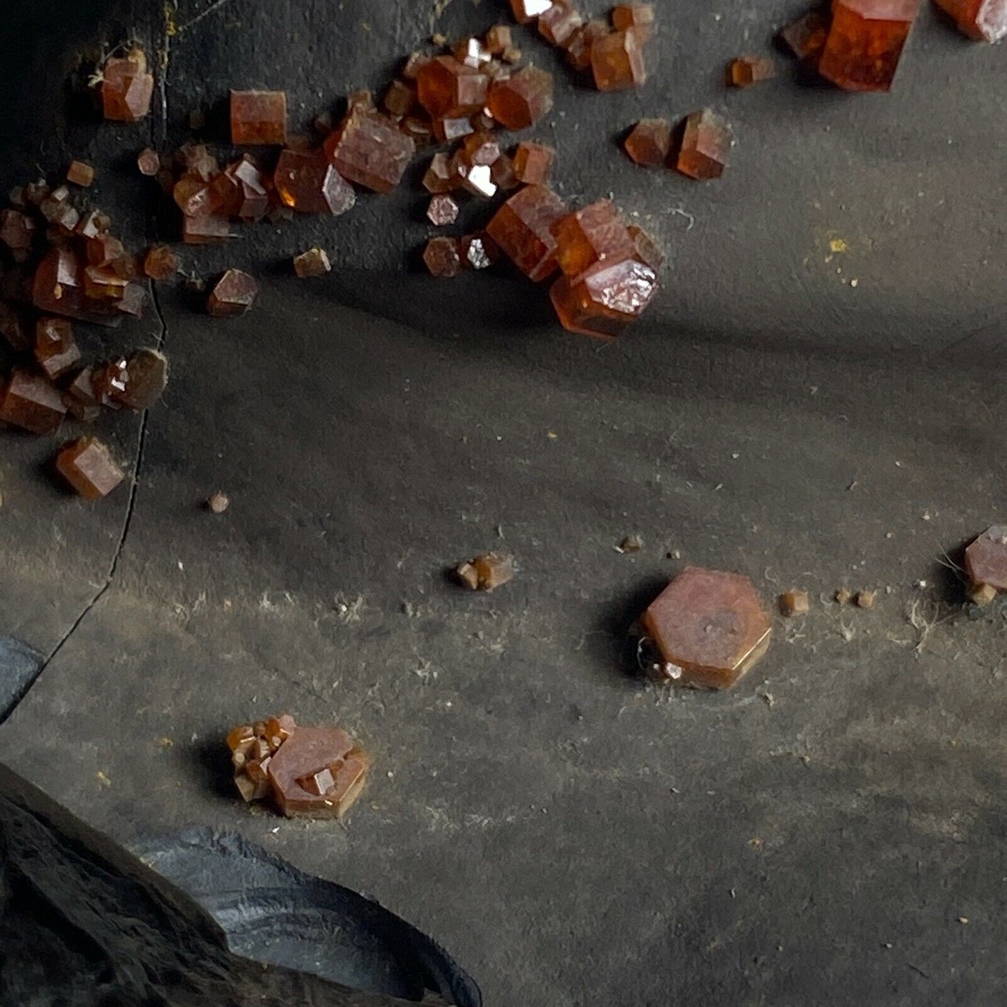 VANADINITE ON GOETHITE FROM FOUR MAN MINE MOROCCO 388g MF3973