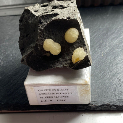 CALCITE SUR BASALTE SPÉCIMEN INHABITUEL D'ITALIE 180g MF1152