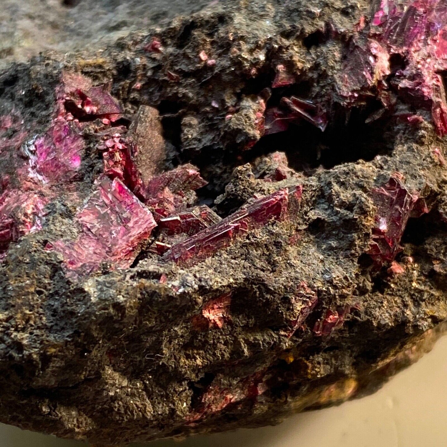 ERYTHRITE SUR MATRICE DE LA MINE DE BOU AZZER, MAROC 117g MF1005