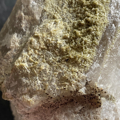 QUARTZ AVEC CLINOZOISITE ETC SUBSTANTIEL 1033g MF864