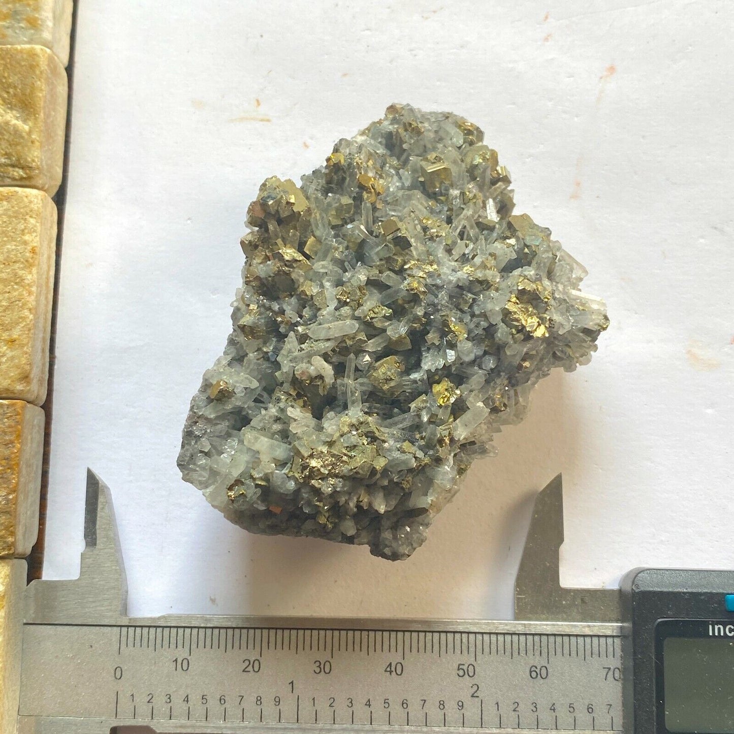 ENSAMBLAJE DE CRISTAL DE PIRITA Y CUARZO DEL PERÚ 107g MF6149