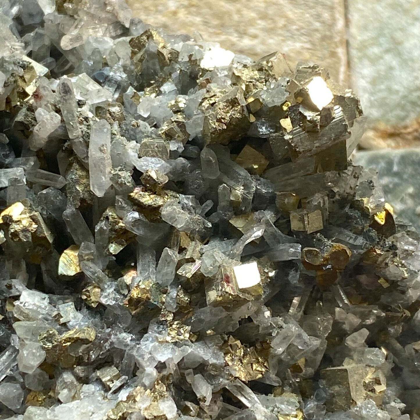 ENSAMBLAJE DE CRISTAL DE PIRITA Y CUARZO DEL PERÚ 107g MF6149