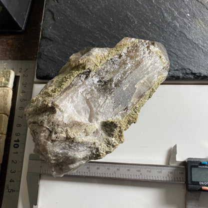 QUARTZ AVEC CLINOZOISITE ETC SUBSTANTIEL 1033g MF864