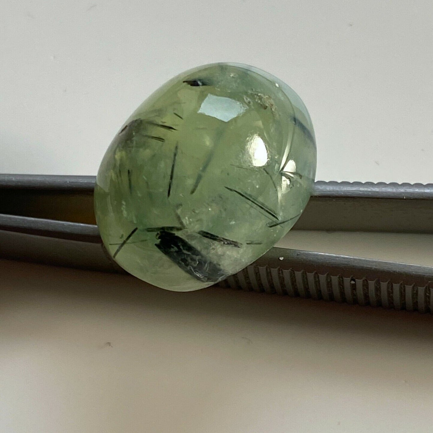 PREHNITE AVEC INCLUSIONS DE TOURMALINE NATURELLE MINE NON TRAITEE 32.12Ct MF443