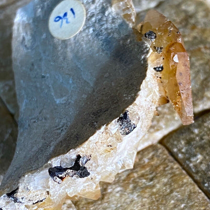 CALCITE/HYDROCARBON CLASSIC PIECE FROM INDIANA, USA 36g MF742