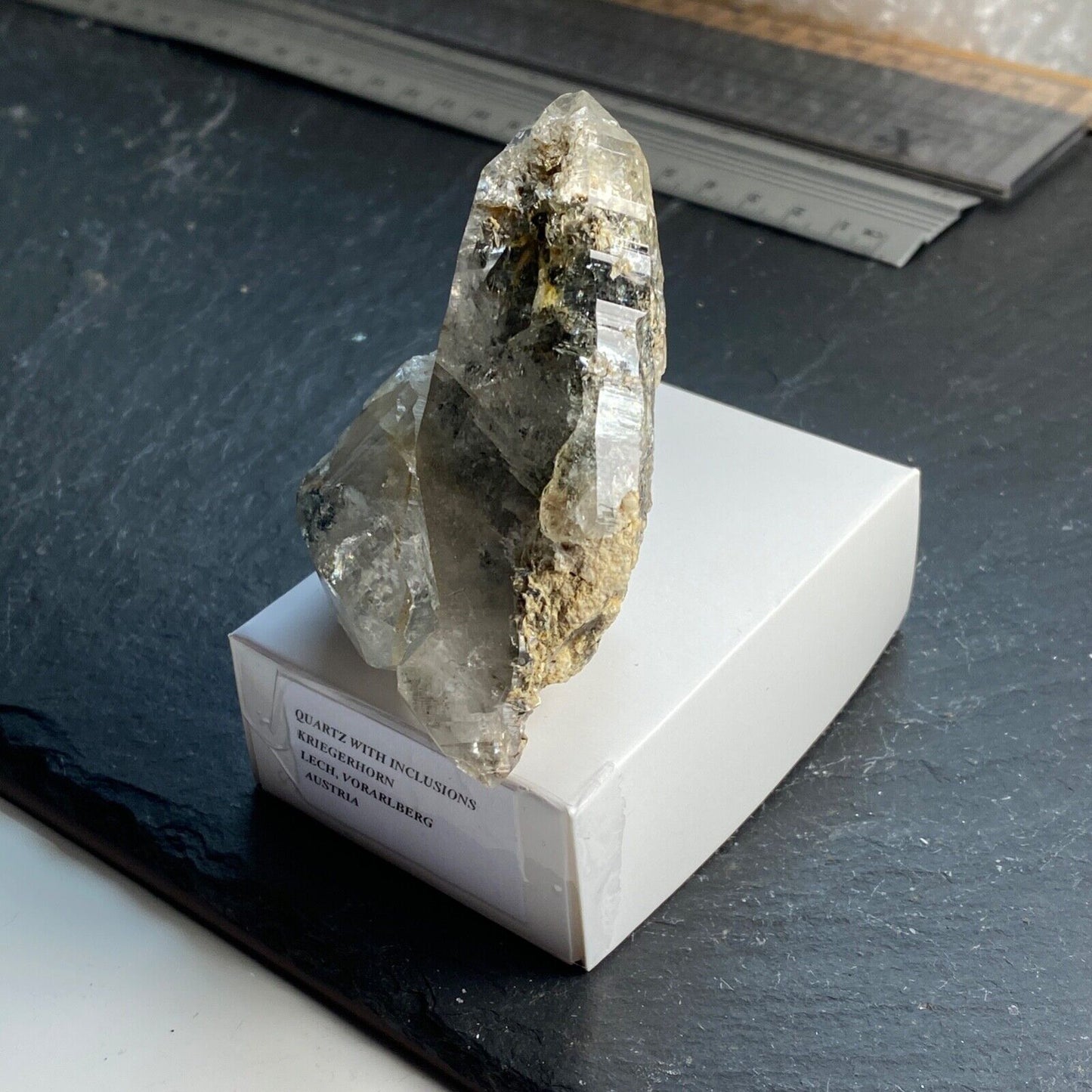 QUARTZ DE CRISTAL AVEC DES INCLUSIONS INTÉRESSANTES D'AUTRICHE 96g MF1059