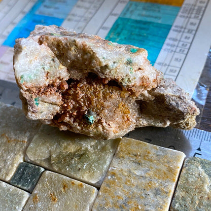 QUARTZ/CHRYSOCOLLE/MALACHITE ETC DE LA MINE LLECHWEDD, PAYS DE GALLES. 114g MF784