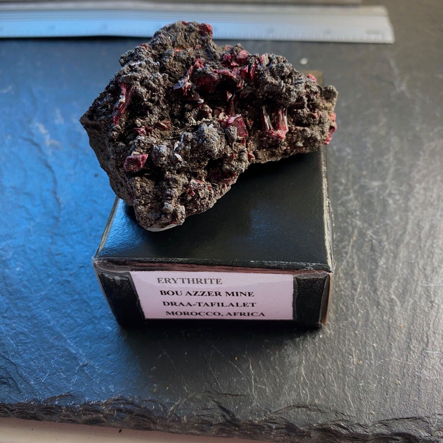 ERYTHRITE SUR MATRICE DE LA MINE DE BOU AZZER, MAROC 117g MF1005