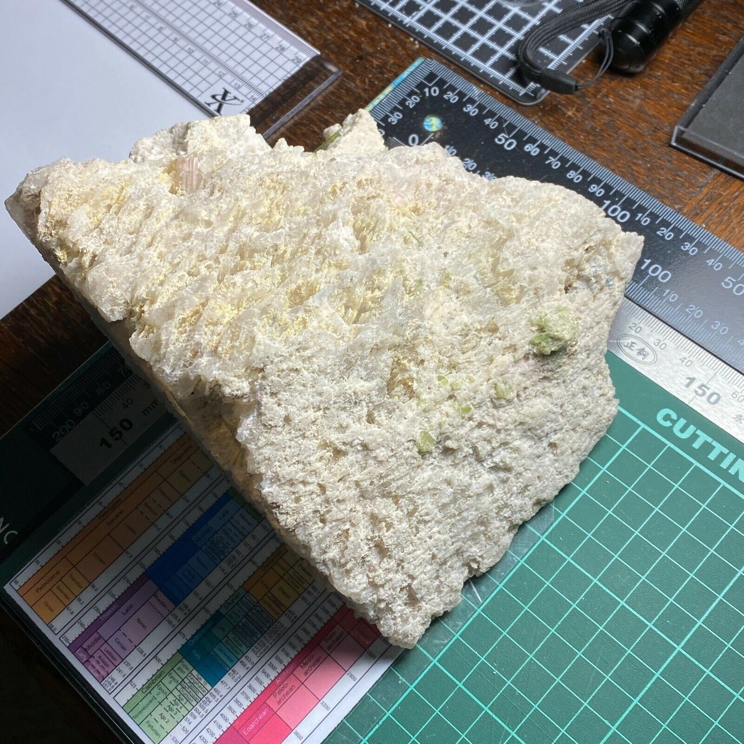 FELDSPATO ORTOCLASA CON TURMALINA MUESTRA MASIVA 1780g MF1608